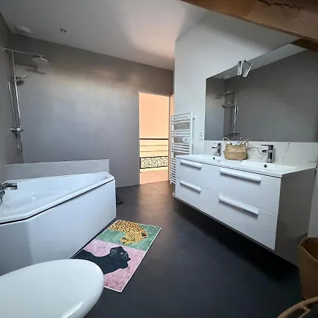 Hébergement de vacances Magnifique Grange Rénovée à Lioujas La Loubiere